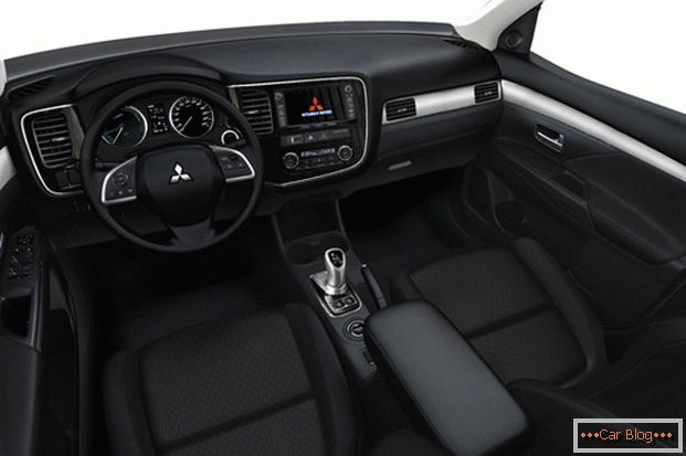Wnętrze samochodu Mitsubishi Outlander jest lakoniczne i wygodne.